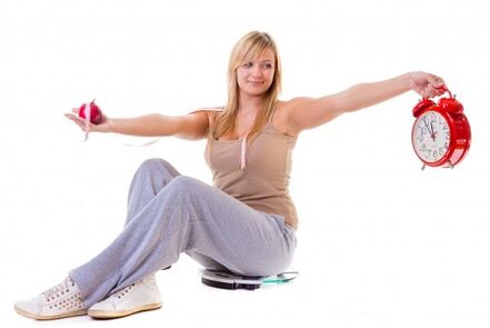 წონაში დაკლების მსურველი გოგონა ჯანსაღად და რეჟიმის მიხედვით იკვებება